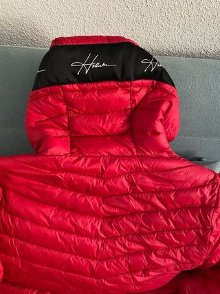 Chaqueta Hollister roja acolchada con capucha