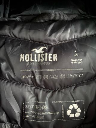 Chaqueta Hollister roja acolchada con capucha