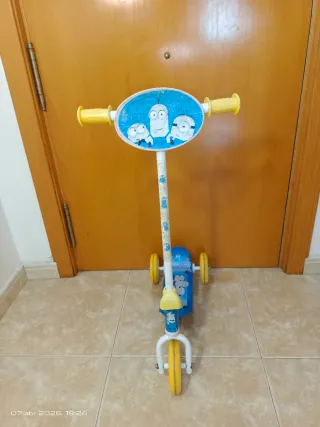 Monopatín infantil 3 ruedas Minions en su caja