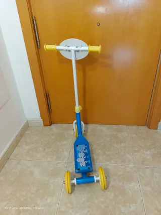 Monopatín infantil 3 ruedas Minions en su caja