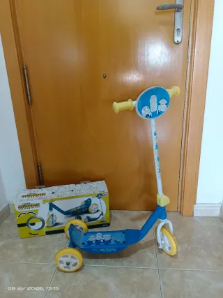 Monopatín infantil 3 ruedas Minions en su caja