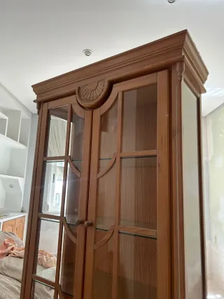 Vitrina de madera con puertas de cristal