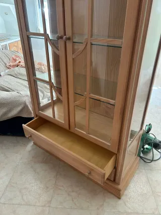 Vitrina de madera con puertas de cristal
