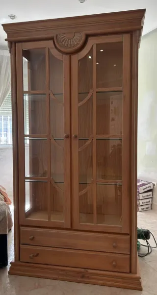 Vitrina de madera con puertas de cristal