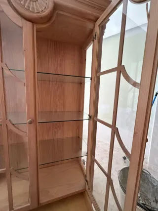Vitrina de madera con puertas de cristal