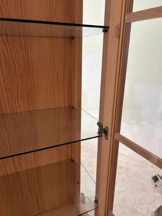 Vitrina de madera con puertas de cristal