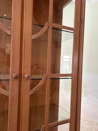 Vitrina de madera con puertas de cristal