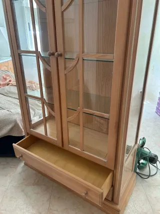 Vitrina de madera con puertas de cristal
