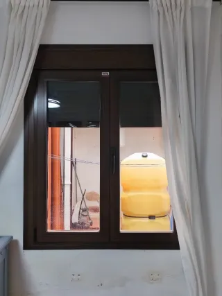 Ventana con persiana 121cm