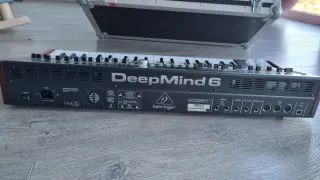 Behringer Deepmind 6 con Estuche Rígido