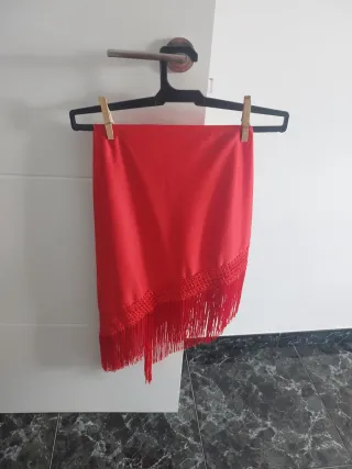 Manton rojo con flecos