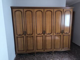 Mesitas de noche y cómoda madera mármol.