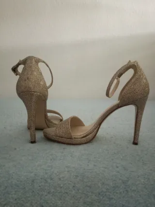 Impecables sandalias de la firma Gloria Ortiz.