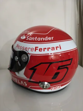 Casco Ferrari Charles Leclerc 1:1