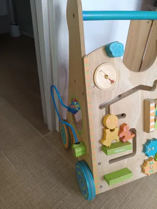 Correpasillos de madera con actividades