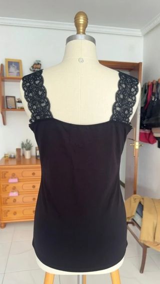 Camiseta tirantes negra con encaje