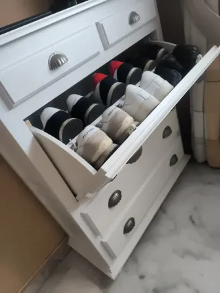 Zapatero blanco de madera. Tiradores color plata