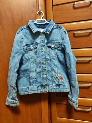 Cazadora vaquera con bordado floral