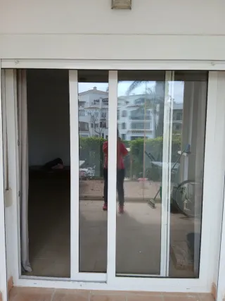 Puerta corredera blanca doble cristal