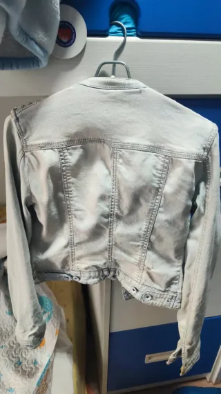 Cazadora vaquera desgastada