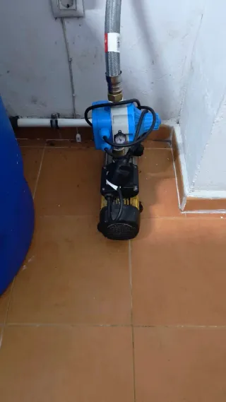 Grupo de presión con bomba y deposito, en Merida