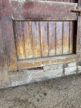 Puerta antigua madera machambrada entrada