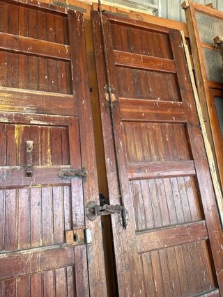 Puerta antigua madera machambrada entrada