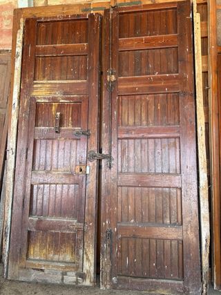 Puerta antigua madera machambrada entrada