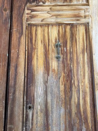 Puerta antigua madera machambrada entrada