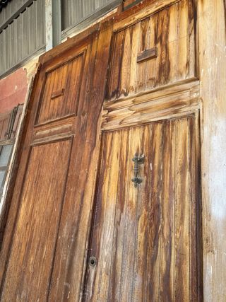 Puerta antigua madera machambrada entrada