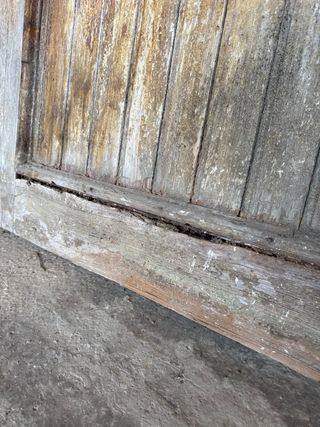 Puerta antigua madera machambrada entrada