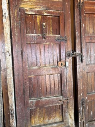 Puerta antigua madera machambrada entrada