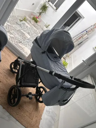 Carrito de bebé azul