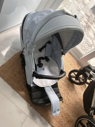 Carrito de bebé azul