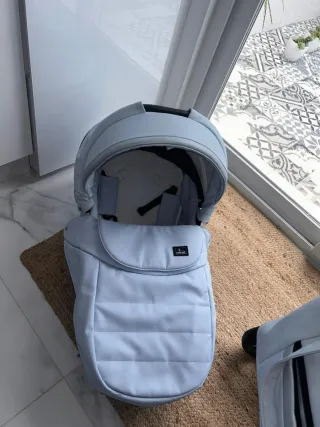 Carrito de bebé azul