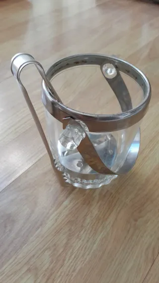 Cubitera antigua de cristal con pinzas