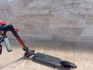 Patinete Eléctrico Negro y Rojo