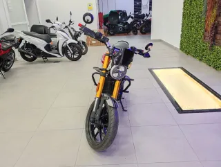 Triumph Speed 400 Roja y Plata