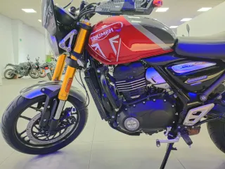 Triumph Speed 400 Roja y Plata