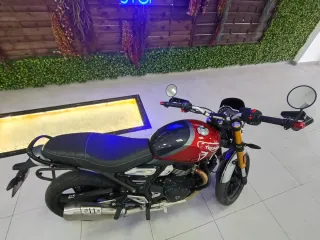 Triumph Speed 400 Roja y Plata