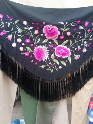 Mantón negro bordado flores fucsia