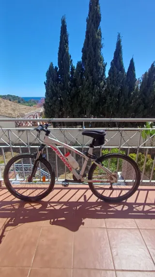 Bicicleta B'TWIN blanca y rosa