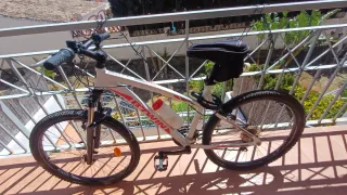 Bicicleta B'TWIN blanca y rosa