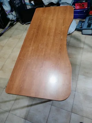 Scrivania in legno con cassettiera