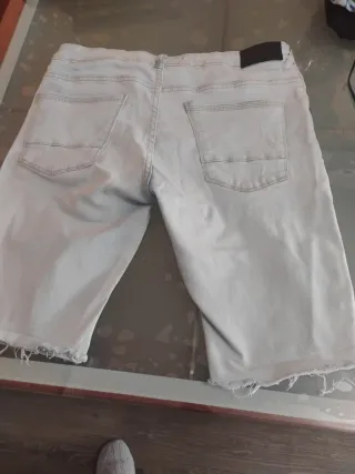 Pantalón corto hombre desgastado vaquero