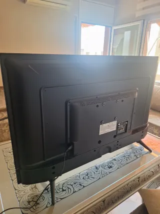 Televisor Negro y Plateado