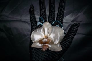 Collar flor orquídea y piedras azules