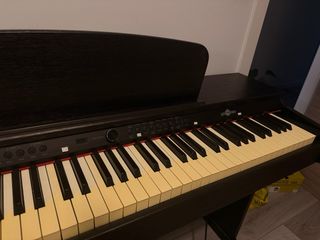 Piano Digital de pared negro