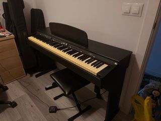 Piano Digital de pared negro