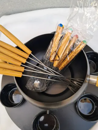 Set de fondue negro y madera